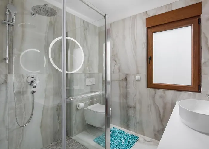 Malibu Eclipse - Luxury With Pool & Villa